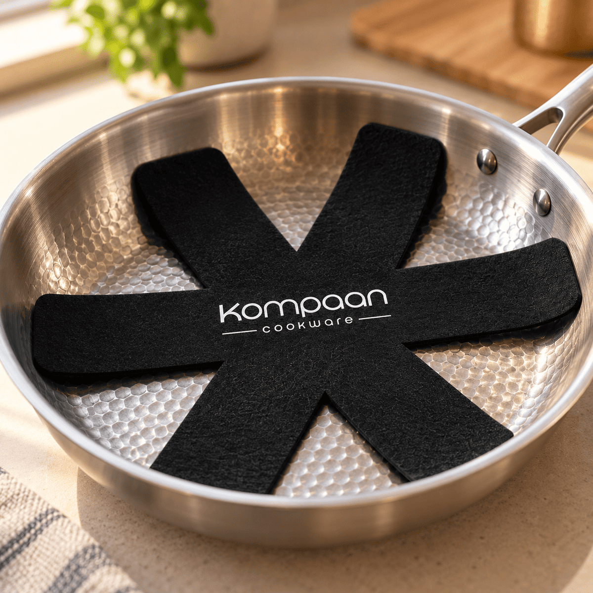 Vilten pannenbeschermer in een titanium koekenpan